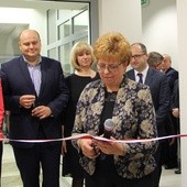 Pierwsza wstęgę przecinała dyrektor Lucyna Wiśniewska