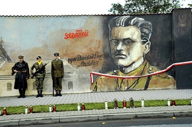 Okolicznościowy mural przypomina o wydarzeniach sprzed 70 lat i upamiętnia ich bohaterów: m.in. ppor. Stanisława Łaneckiego  ps. „Przelotny”, który dowodził akcją rozbicia pułtuskiego więzienia.