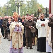 ▲	Akt zawierzenia leśników i ich dzieł Matce Bożej odczytał Andrzej Matysiak (z prawej). Z lewej ks. Jerzy Karbownik.