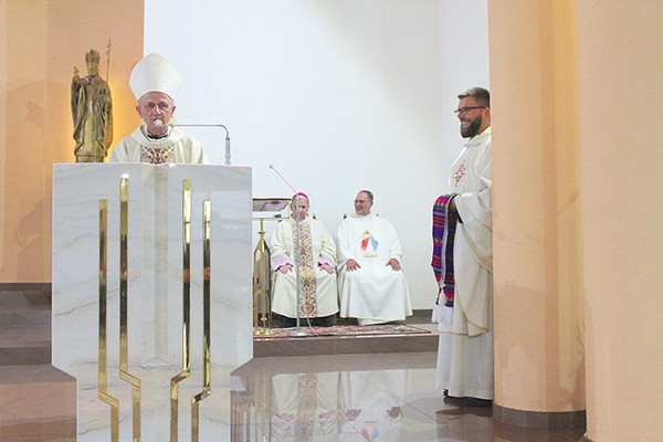 Bp Antoni Reimann i ks. Piotr Lewandowski ze stułą, którą otrzymał podczas Mszy posłania.