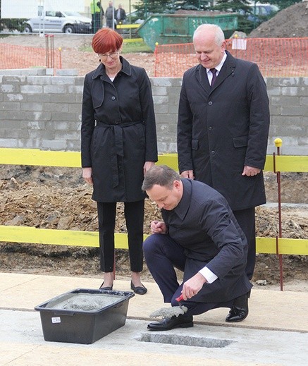 ▲	Andrzej Duda podpisał akt erekcyjny, a kielnią symbolicznie rozpoczął budowę nowej siedziby placówki.