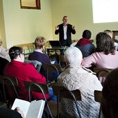 ▲	Wykład Piotra Domaradzkiego tłumaczył, jak radzić sobie  z traumą i żałobą.