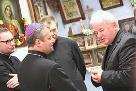 Na otwarciu wystawy był bp Leszek Leszkiewicz. Biskup Andrzej Jeż objął ją patronatem.