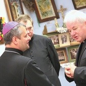 Na otwarciu wystawy był bp Leszek Leszkiewicz. Biskup Andrzej Jeż objął ją patronatem.