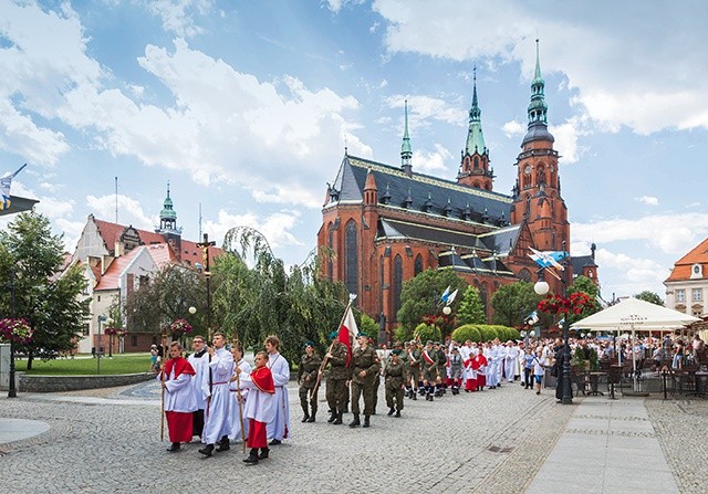 Uroczysta procesja  do kościoła św. Jacka