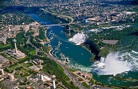 Środkiem Niagary biegnie granica USA i Kanady. Po obu stronach rzeki znajdują się dwa miasta o tej samej nazwie – Niagara Falls