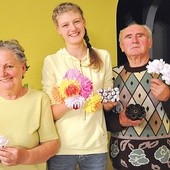 ▲	Agnieszka i Helmut Lizurkowie z wnuczką Olivią Turek opowiadają o papierowych kwiatach.
