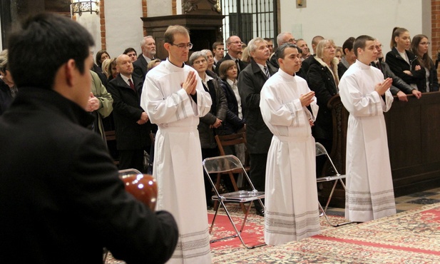 Nowymi diakonami zostali (na zdjęciu od lewej): Grzegorz Rafał Łapiński,  Mario de Jesu`s Mayo Monsalve oraz Tymoteusz Mietelski