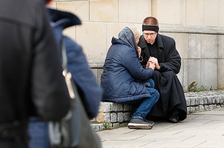 Pierwszy obrazek. Długie kolejki do spowiedzi. Kilkuset księży przez cały dzień wypowiadało słowa: „I ja odpuszczam tobie grzechy”.