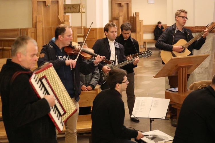 Koncert uwielbienia hymnami ŚDM w Andrychowie