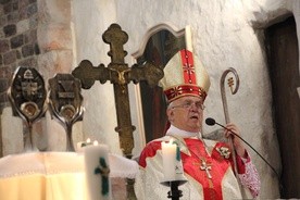 Bp Józef Zawitkowski głosi homilię. Obok ołtarza ustawione relikwiarze z relikwiami św. Jana Pawła II i św. Maksymiliana
