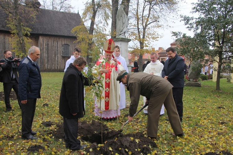 Wprowadzenie relikwii św. Jana Pawła II i św. Maksymiliana do archikolegiaty w Tumie