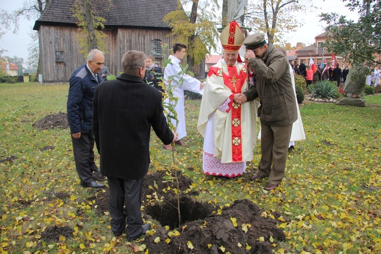 Wprowadzenie relikwii św. Jana Pawła II i św. Maksymiliana do archikolegiaty w Tumie