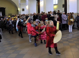 Łuki, peruki i toporki przyniosły dzieci w misyjnej procesji z darami