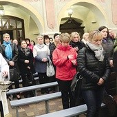 ▲	Po przejściu przez Bramę Miłosierdzia pielgrzymi zostali pokropieni wodą święconą przez kustosza miejsca o. Bogusława Augustowskiego.