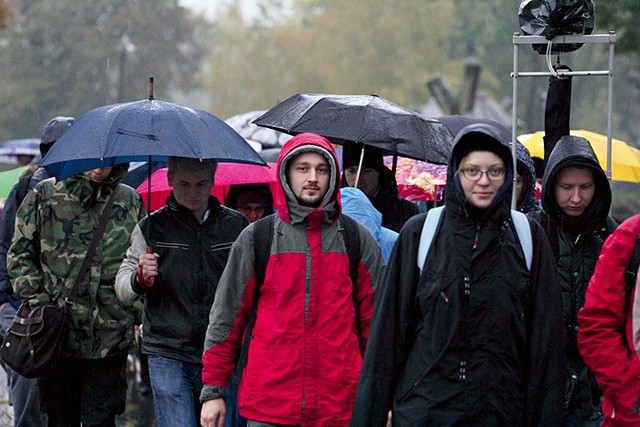 Studenci nie wystraszyli się niesprzyjającej aury. 