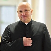 Ksiądz Józef Trąbka zachęca do autentycznej modlitwy  i wdzięcznej obecności przy grobie bliskich. 