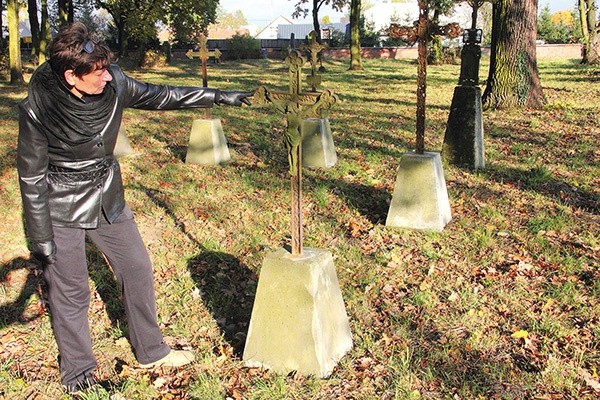 Katarzyna Opioła od lat kwestuje na rzecz ratowania miechocińskiej nekropolii.