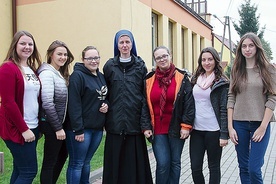 ▲	Na zdjęciu: s. Bernadetta i sześć z 35 dziewczyn, które przyjechały z Zespołu Szkół Ekonomicznych w Głogowie.