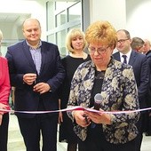 Lucyna Wiśniewska pierwsza przecinała wstęgę podczas otwarcia nowych pracowni.