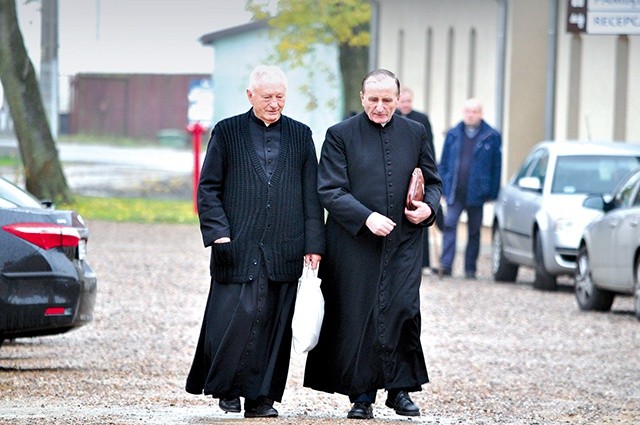 ▼	Ks. Piotr Zieliński, dyrektor Domu Księży Emerytów, organizator spotkania, ma nadzieję, że wspomnienie św. Jana Pawła II stanie się dniem pamięci o księżach seniorach, także w miejscach, gdzie  na co dzień przebywają.