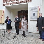 ▲	Pamiątkowe tablice znajdują się od strony drogi prowadzącej do sanktuarium św. Anny.