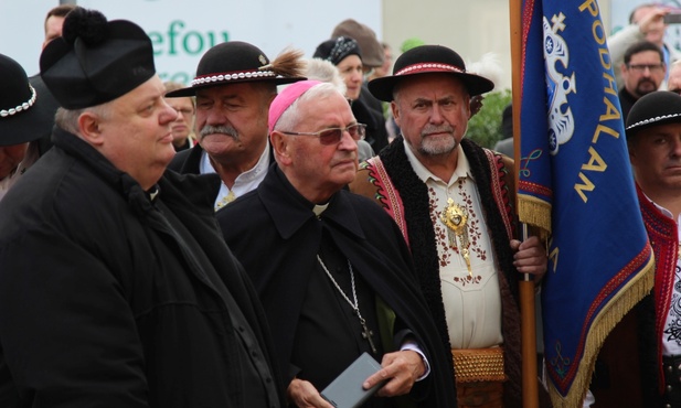 Bp Tadeusz Pieronek i proboszcz ks. Piotr Pokojnikow pod tablicą pamięci Władysława Pieronka