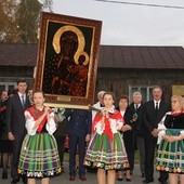 Wiele osób na powitanie Maryi przybyło w strojach ludowych