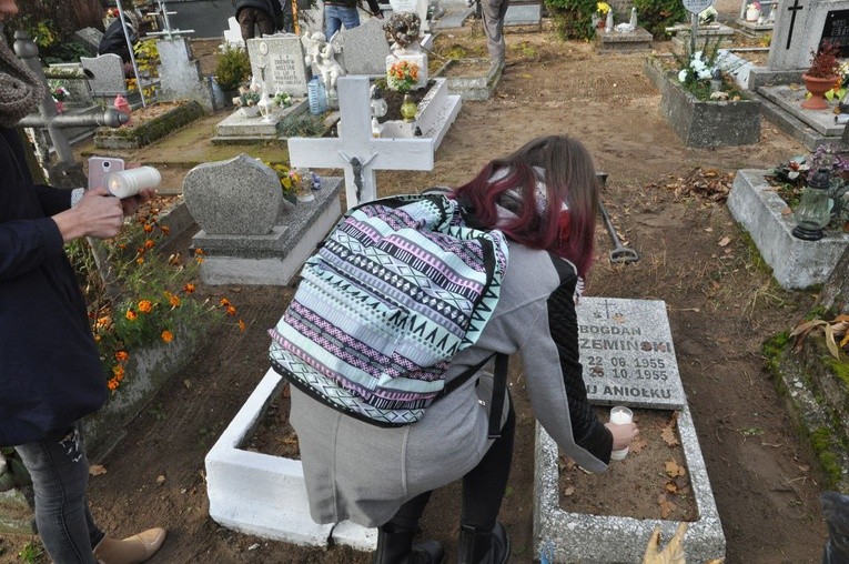 Młodzież porządkuje groby na cmentarzach w Czarnem