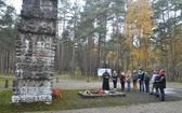 Młodzież porządkuje groby na cmentarzach w Czarnem