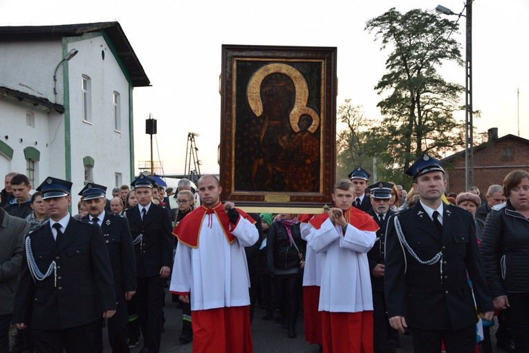 Procesja na powitanie obrazu MB Częstochowskiej w Żelaznej. Ikonę niosą ministranci