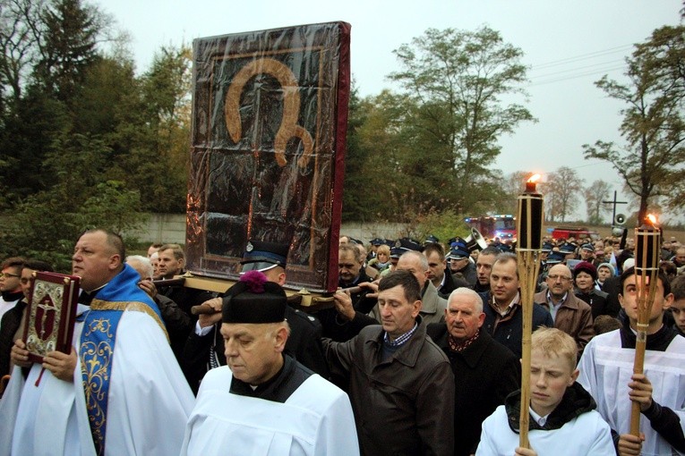 Procesja z ikoną jasnogórską w Starej Rawie. Z Ewangeliarzem proboszcz ks. Wojciech Wawrzyniak