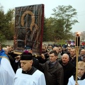 Procesja z ikoną jasnogórską w Starej Rawie. Z Ewangeliarzem proboszcz ks. Wojciech Wawrzyniak