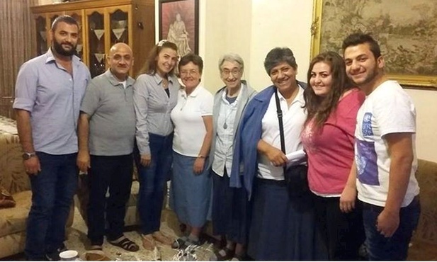 S. Brygida Maniurka (czwarta od lewej) w domu rodziny Caroline i Martina wraz z siostrami franciszkankami