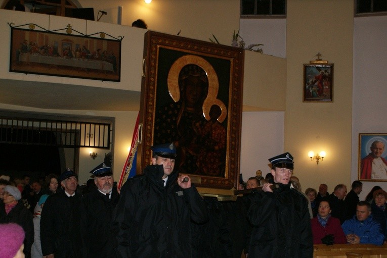 Strażacy z OSP niosą na barkach ikonę z wizerunkiem Matki Bożej Częstochowskiej