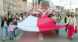 Wspólnie przeżywane obchody uroczystości patriotycznych budują ducha narodu.