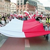 Wspólnie przeżywane obchody uroczystości patriotycznych budują ducha narodu.