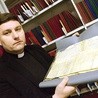 ▲	Ks. Rafał Piekarski jest wykładowcą historii Kościoła w radomskim seminarium i archiwistą w kurii, gdzie dba o zabezpieczenie każdego dokumentu z przeszłości. 