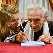 Stella przyciąga do siebie młodych, których fascynuje swoją pogodą ducha, mądrością  i odwagą.