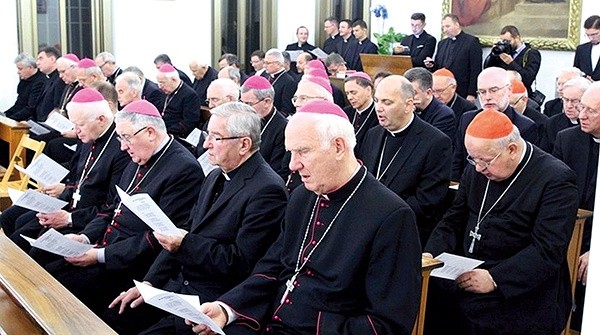 Biskupi Ignacy i Adam wśród polskich hierarchów na spotkaniu w Kolegium Polskim.