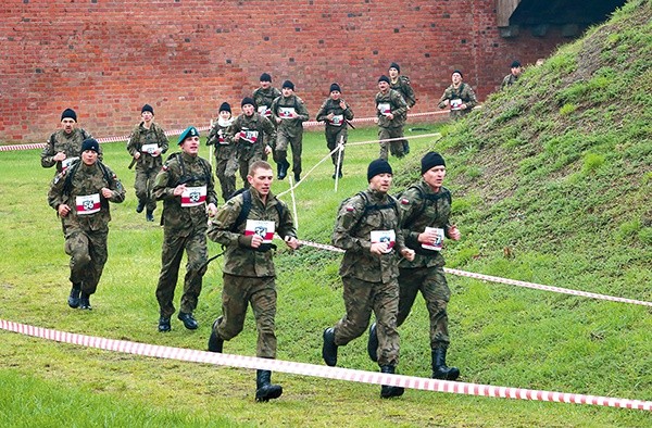 Bieg w pełnym umundurowaniu wymaga nie lada wytrzymałości.