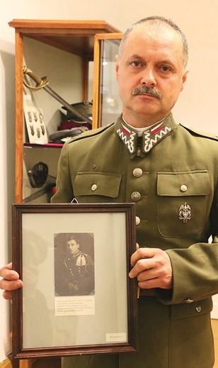 Grzegorz Sztal, współorganizator wystawy, ze zdjęciem Bartosza Jankowskiego.