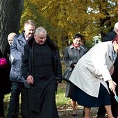 Goście inauguracji posadzili żonkile przed wejściem do hospicjum.