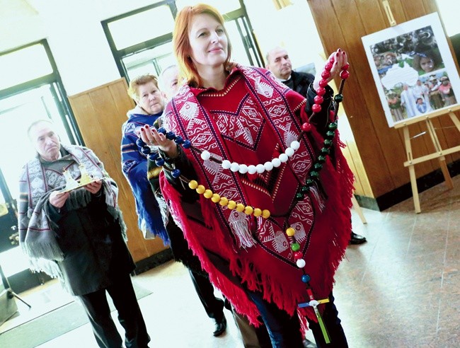 W procesji z darami przyniesiono do ołtarza m.in. misyjny różaniec.