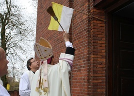 Bp Mirosław Milewski poświęcił odnowiony dach i schody kościoła parafialnego
