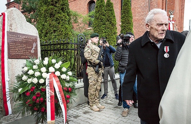 Aleksander Tarnawski ps. „Upłaz” jako pierwszy złożył kwiaty przy tablicy upamiętniającej gliwickich cichociemnych.