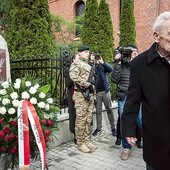 Aleksander Tarnawski ps. „Upłaz” jako pierwszy złożył kwiaty przy tablicy upamiętniającej gliwickich cichociemnych.