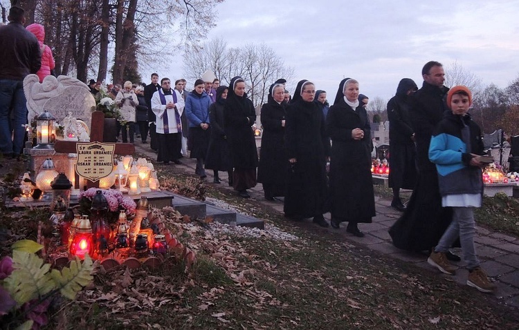 Wszystkich Świętych na cmentarzu w Żywcu