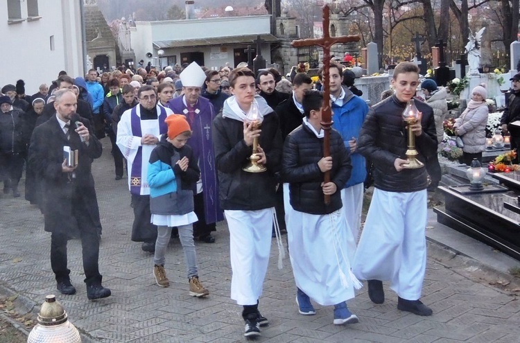 Wszystkich Świętych na cmentarzu w Żywcu