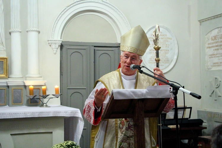 Msza św. w kaplicy grobowej Łubieńskich i Sobańskich